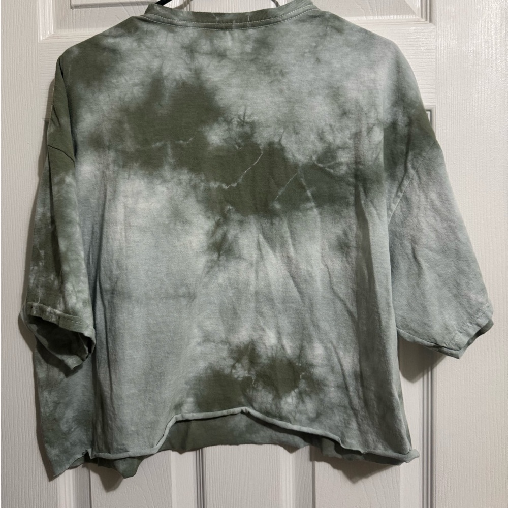 Buckle Green Tie-Dye Johnny Cash Crop Top - Picture 4 of 7